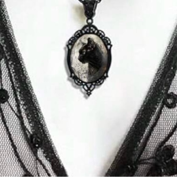 Gothic Black Cat Vintage Inspired Necklace with Engraved details Elegant design - Picture 4 of 4
